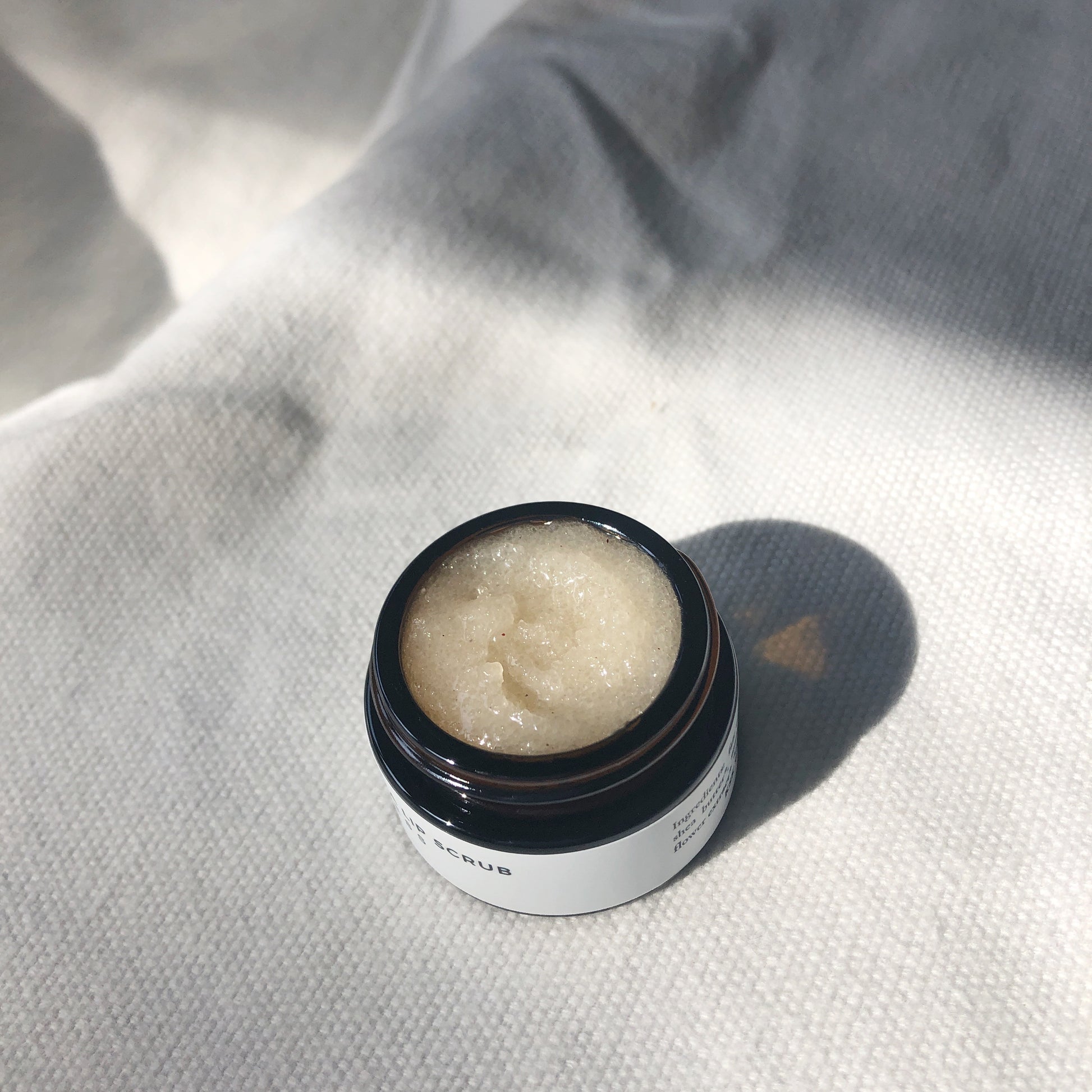 A weekly sugar lip scrub to gently exfoliate dead skin cells to reveal soft smooth lips. Dual power action with Papaya extracts is a natural enzymic exfoliator gently sloths away dull dry skin.